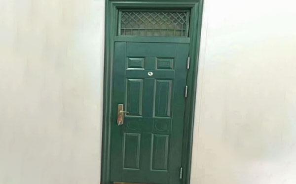 伊吾学校教室门