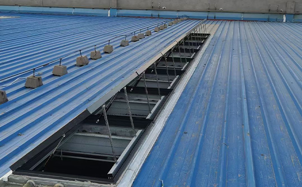 某城市大型商业综合体中庭伊吾排烟窗工程